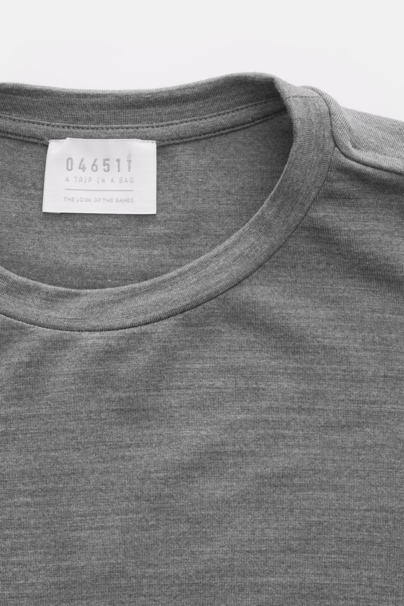 04651/ A trip in a bag Merino Longsleeve dunkelgrau meliert, Nahaufnahme von Rundhalsausschnitt und Label, elastische Merinowolle, Regular Fit.