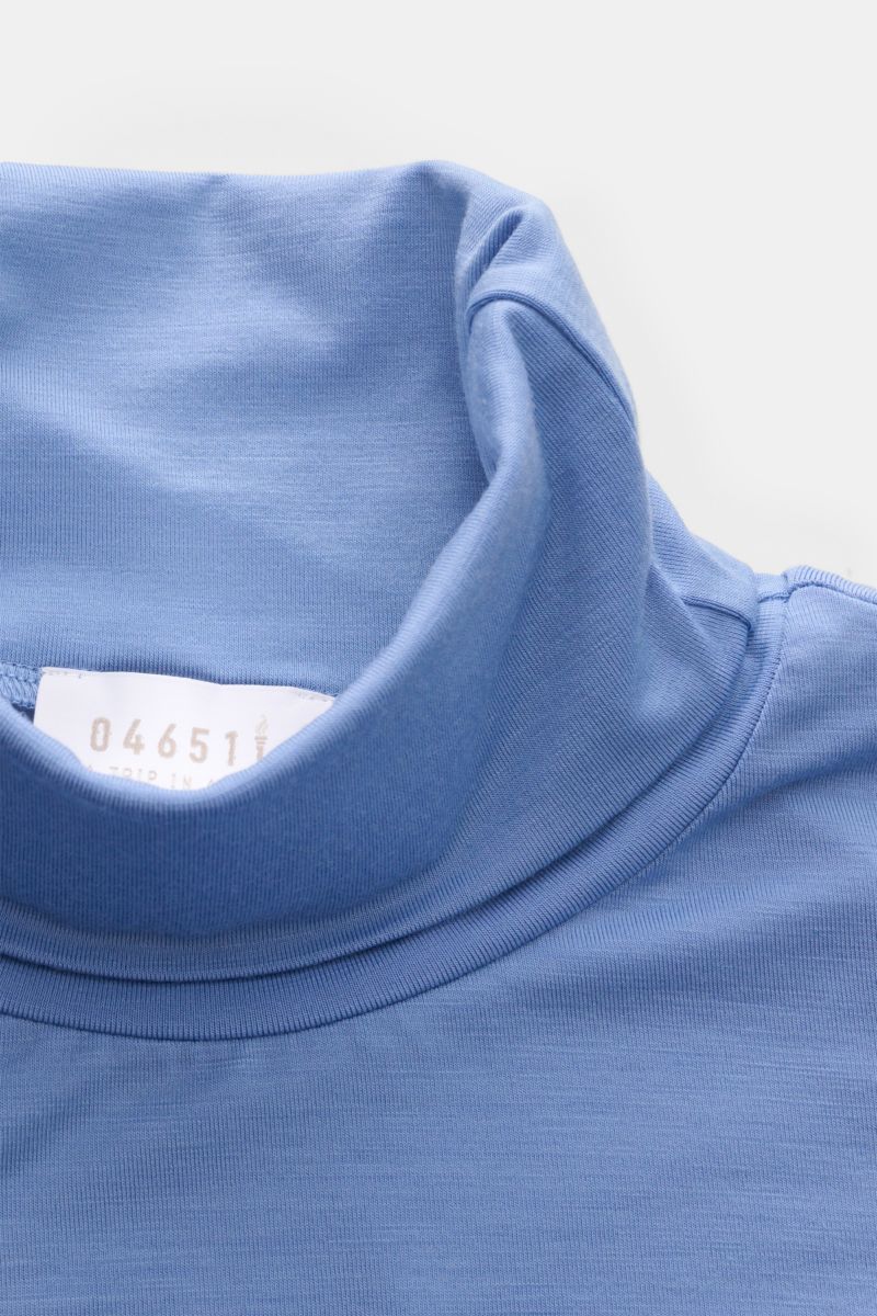 04651/ A trip in a bag Merino Rollkragenpullover blau, Nahaufnahme von oben, feiner Jersey aus reiner Merinowolle, Slim Fit, elastisch, weicher Griff, anliegender Rollkragen.