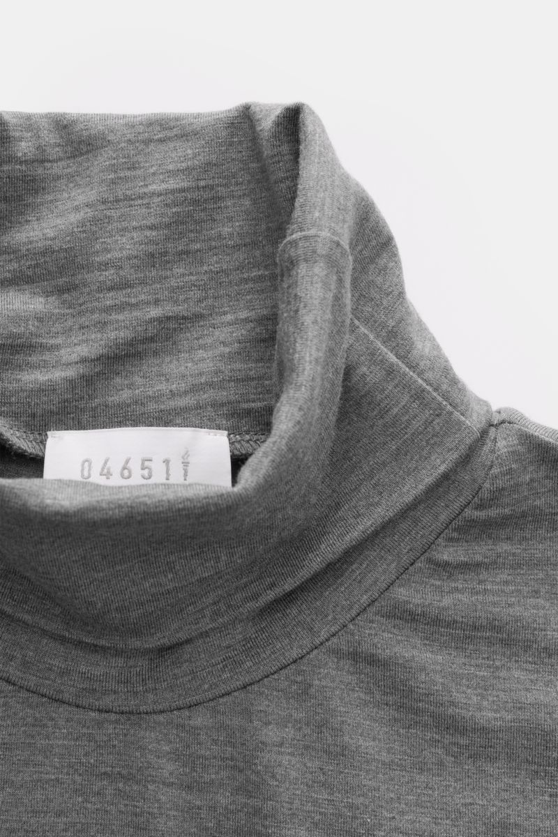 04651/ A trip in a bag Merino Rollkragenpullover grau meliert, Nahaufnahme von oben, feiner Jersey, Slim Fit, weicher Griff, reine Merinowolle.