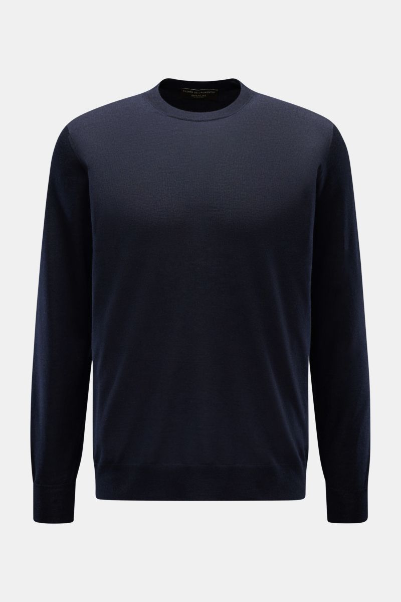 Front view of Filippo de Laurentiis Crew neck jumper navy in fine silk-cashmere blend, slim fit, ribbed bands, and soft feel.

Summery knitwear: With this jumper in a fine silk-cashmere blend, FILIPPO DE LAURENTIIS presents a comfortably lightweight ve