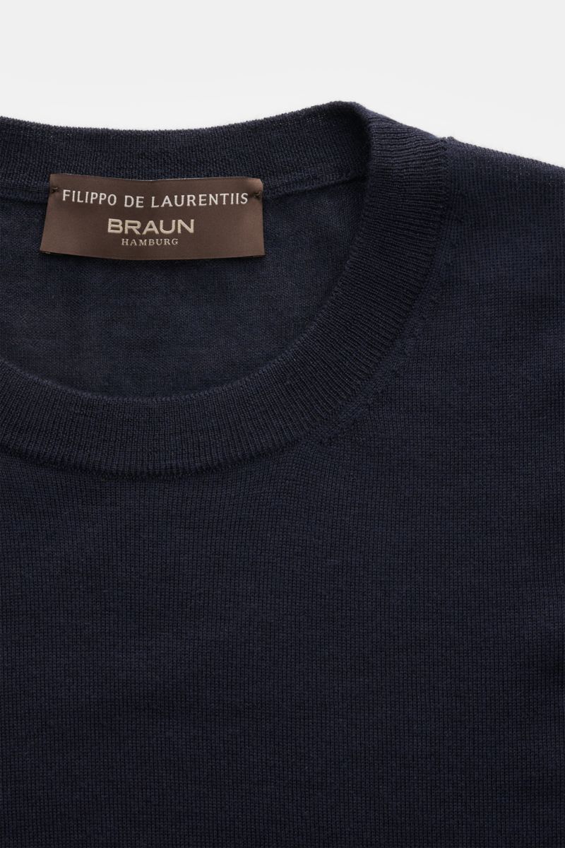 Close-up front view of Filippo de Laurentiis Crew neck jumper navy, showing fine knit texture and ribbed bands.

Summery knitwear: With this jumper in a fine silk-cashmere blend, FILIPPO DE LAURENTIIS presents a comfortably lightweight version that fea