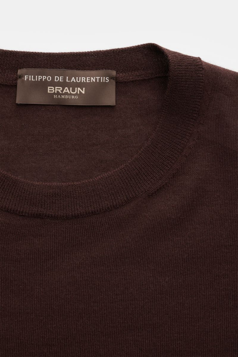 Close-up front view of the Filippo de Laurentiis Crew neck jumper dark brown, showing fine knit and ribbed bands.

Summery knitwear: With this jumper in a fine silk-cashmere blend, FILIPPO DE LAURENTIIS presents a comfortably lightweight version that f