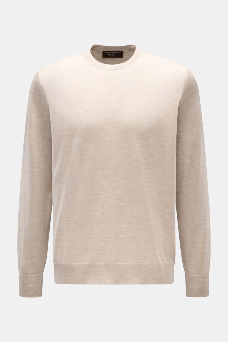 Front view of Filippo de Laurentiis Crew neck jumper beige mottled, a slim fit fine knit jumper with ribbed bands.

Summery knitwear: With this jumper in a fine silk-cashmere blend, FILIPPO DE LAURENTIIS presents a comfortably lightweight version that 