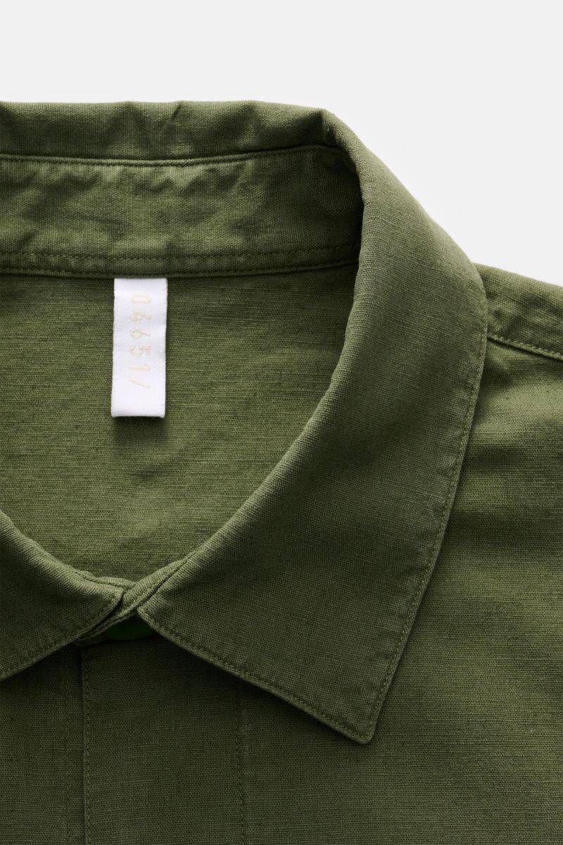 Close-up front view of the collar and top button area of the 04651/ A trip in a bag Overshirt 'Linen Travel' navy, a lightweight linen-cotton blend overshirt perfect for transitional seasons with patch pockets and a six-button placket.

The lightweig