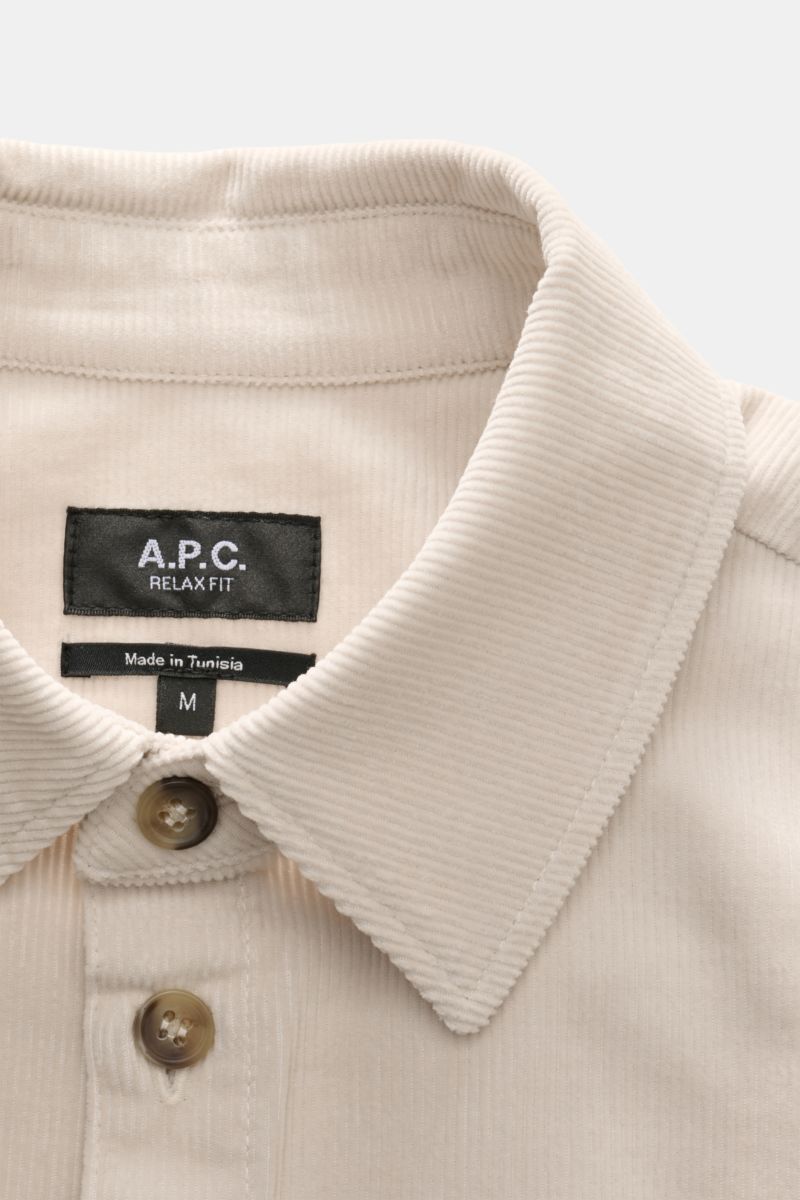 Close-up front view of the A.P.C. Overshirt 'Leon' creme showing fine cotton corduroy, Kent collar, French button placket, and tonal stitching. Das klassische Overshirt aus feinem Baumwoll-Cord von A.P.C. ist das perfekte Layering-Piece für den Übergan