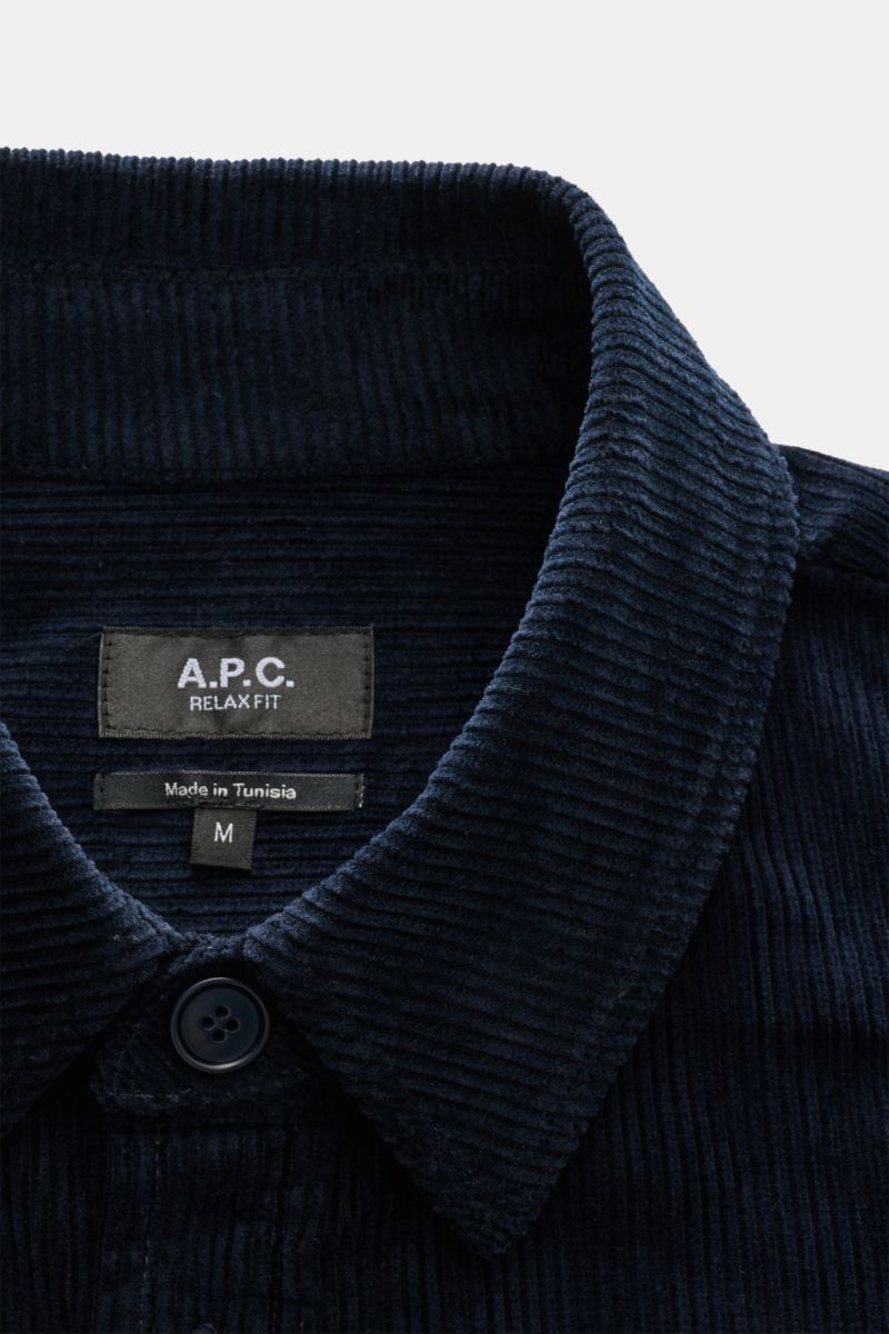 Close-up front view of the navy corduroy collar and top button of the A.P.C. Overshirt 'Bobby' graubraun, made of pure cotton with a Kent collar, tonal logo stitching, and classic sport cuffs, perfect for layering in transitional seasons. Das robuste O