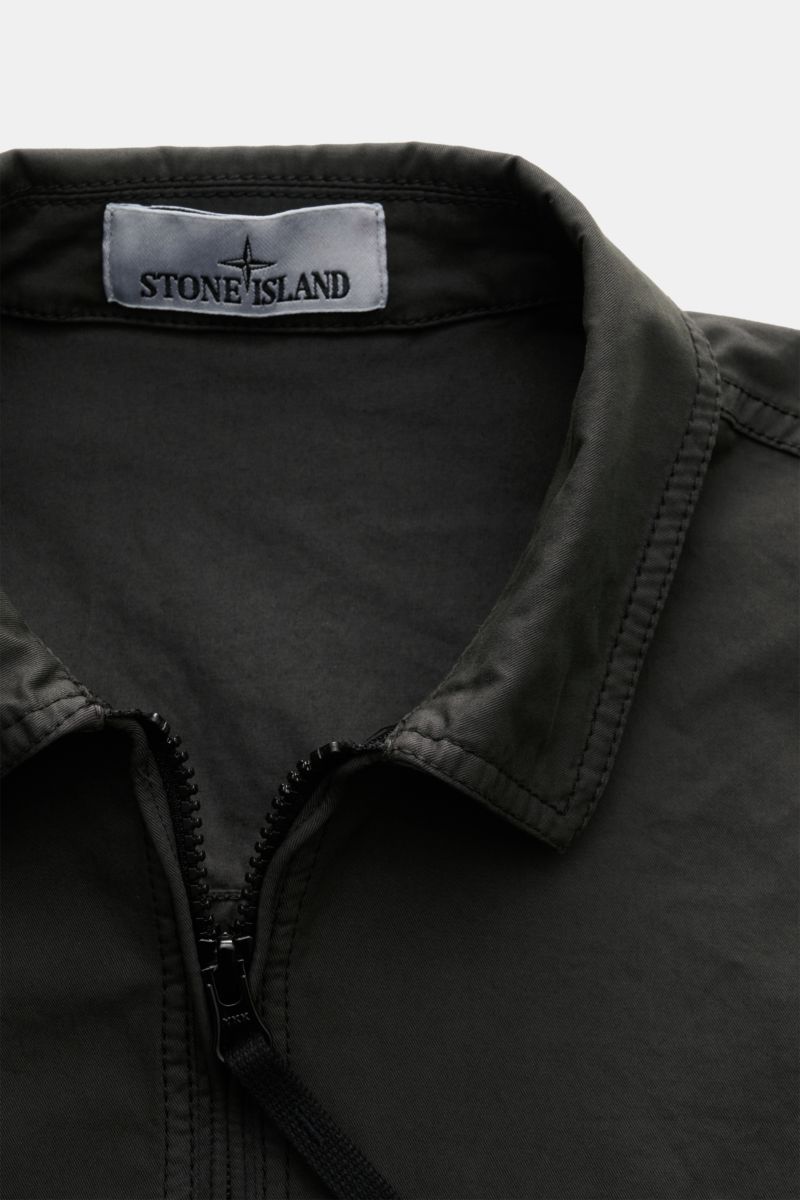 Stone Island Overshirt graugrün close-up from the front showing twill cotton, elastic, soft, lightweight, garment dyed, slim fit, two-way zipper, collar, chest zip pocket, compass badge on sleeve, adjustable cuffs with snap buttons.