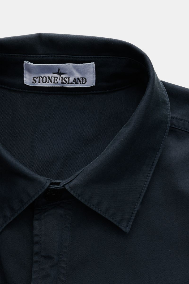 Stone Island Overshirt navy close-up from above showing cotton popeline fabric, collar, and label for a soft, slim fit, garment-dyed design.  

Sportives Overshirt: Dieser Hybrid in typischer STONE ISLAND-Manier ist aus feinem Baumwoll-Popeline geferti