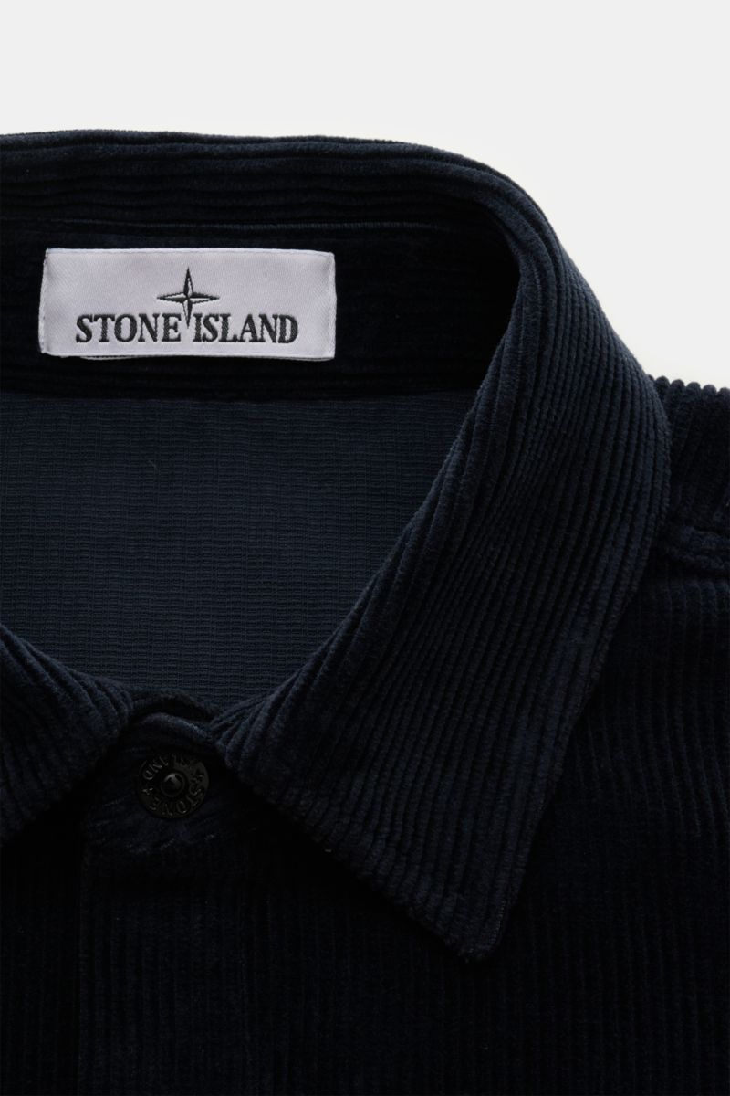 Close-up front view of Stone Island Corduroy overshirt 'Organic Cotton Corduroy' navy showing the turn-down collar and label.

Distinctive and casual – the comfortably cut overshirt 'Organic Cotton Corduroy' by STONE ISLAND is characterised by iconic s