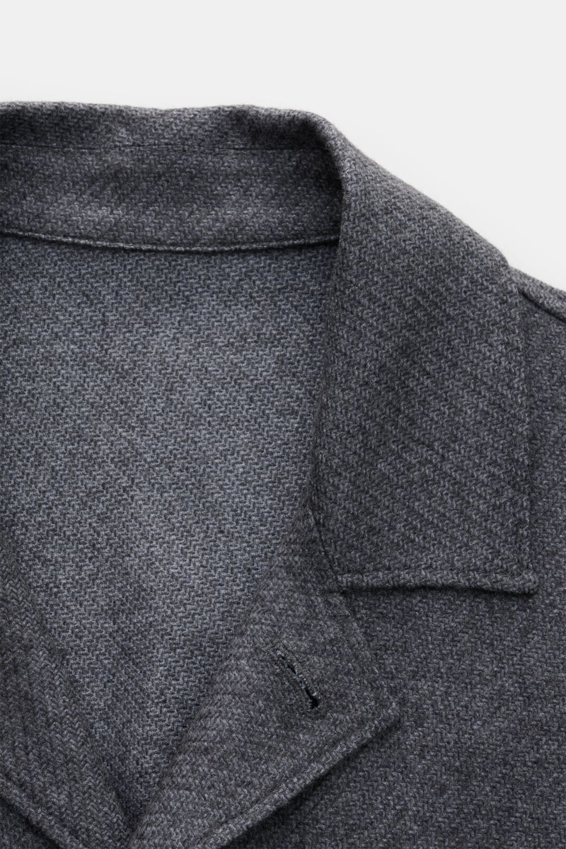 Nahaufnahme des Kragens und der feinen Web-Struktur des Piacenza 1733 Overshirt dunkelgrau meliert aus Cashmere-Seide-Mix.