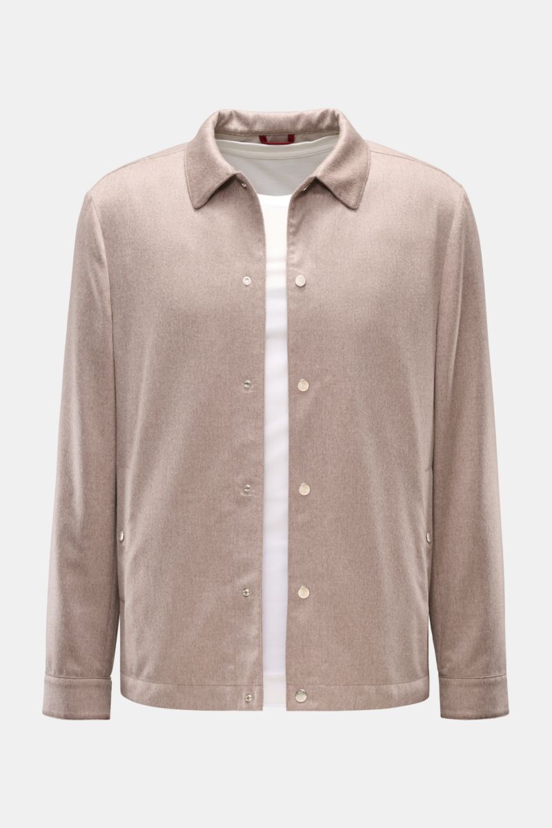 Frontansicht des Brunello Cucinelli Cashmere Overshirt sand meliert, Slim Fit mit Umlegekragen, sechs Knöpfen, paspelierten Fronttaschen, Knopfärmeln, zwei Innentaschen, halb gefüttert aus weichem, reinem Cashmere.