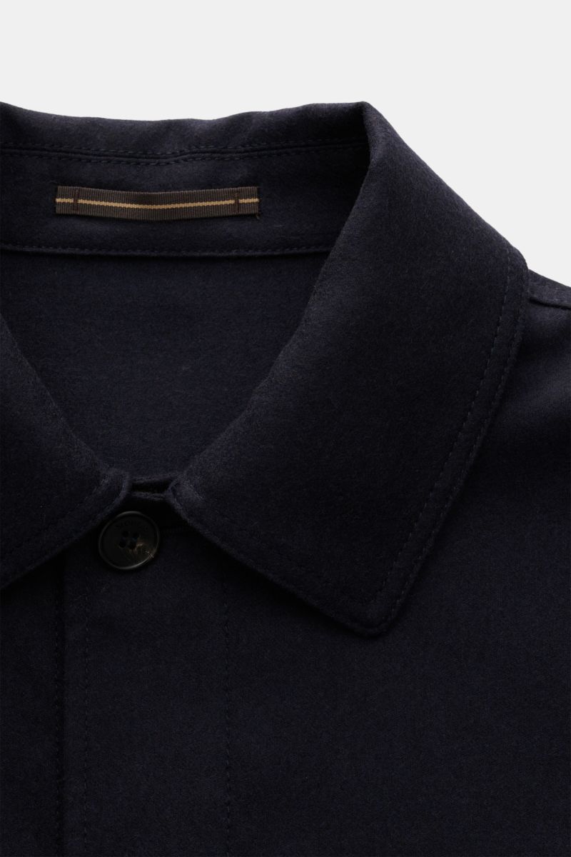 Close-up front view of the Incotex Overshirt navy showing the Umlegekragen collar, button, and soft fabric texture.

-

Mix aus Schurwolle und Cashmere
leichter Stretch-Anteil
leicht griffige Qualität
Slim Fit