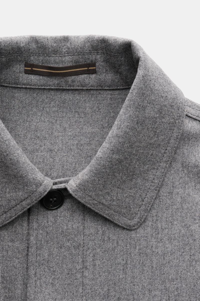 Close-up front view of the collar and top button of the Incotex Overshirt dunkelgrau meliert, made from a mix of Schurwolle and Cashmere with a slim fit, five-button placket, turn-down collar, chest pockets with flaps, buttoned cuffs, and short side slits