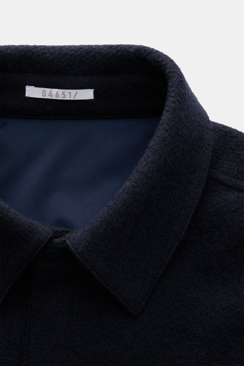 Detailaufnahme aus der Vogelperspektive des Kragens vom 04651/ A trip in a bag Overshirt 'Wool Overshirt' navy, leicht wattiert, Bouclé aus Microfaser und Wolle, wasserabweisend mit natürlichem Stretch.