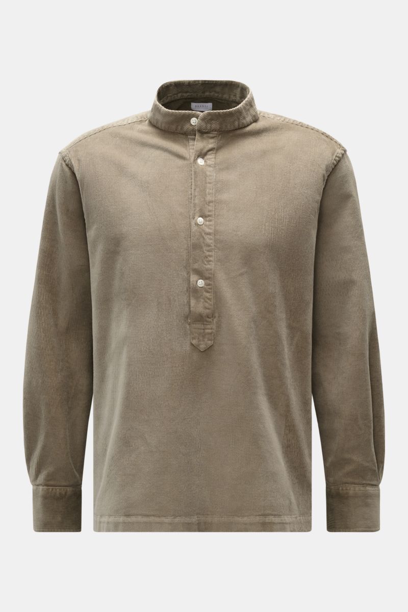 04651/ A trip in a bag Popover-Cordhemd Grandad-Kragen taupe, Frontansicht, Regular Fit, Baumwoll-Modal-Mix, weicher Griff, klassische Sportmanschette, gerader Saum.