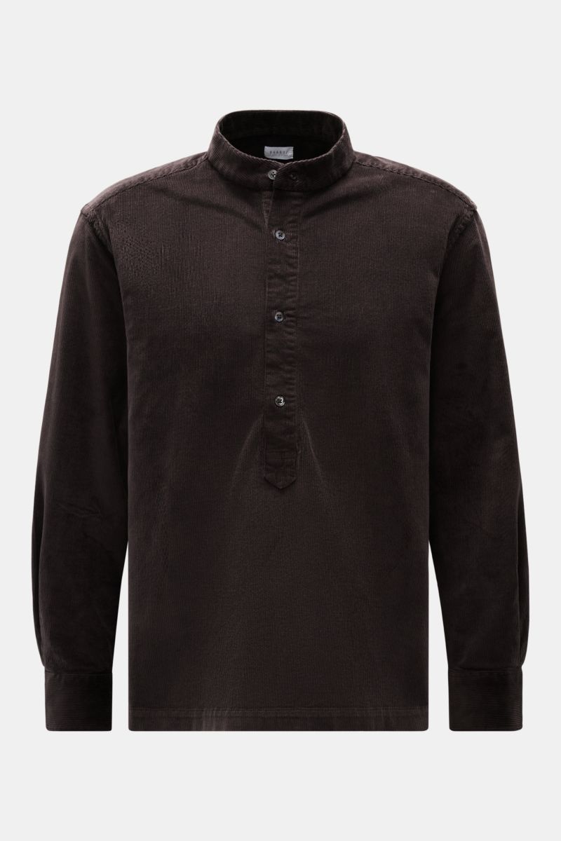 Frontale Aufnahme eines dunkelbraunen 04651/ A trip in a bag Popover-Cordhemd Grandad-Kragen mit Regular Fit, weichem Griff, geradem Saum und klassischer Sportmanschette.