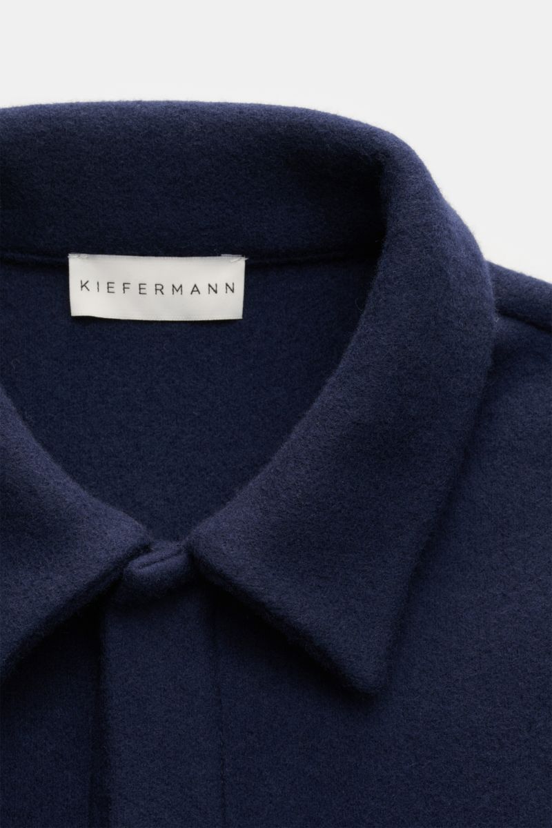 Nahaufnahme des Umlegekragens vom Kiefermann Overshirt 'Elijaz' navy aus gewalktem Jersey aus Wolle und Microfaser mit weichem Griff, Slim Fit und verdeckter Druckknopf-Leiste.