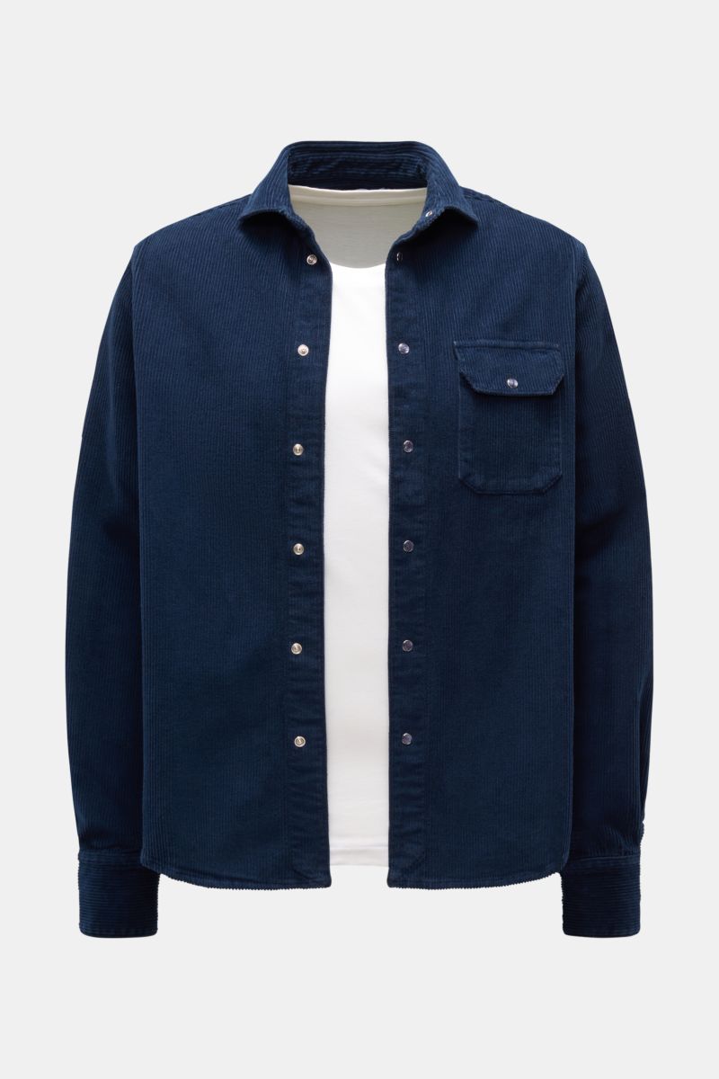 Ace Denim Cord-Overshirt navy aus nachhaltigem Baumwoll-Cord, Regular Fit mit Umlegekragen, Druckknopfleiste, Brusttasche und Manschetten, frontal fotografiert.