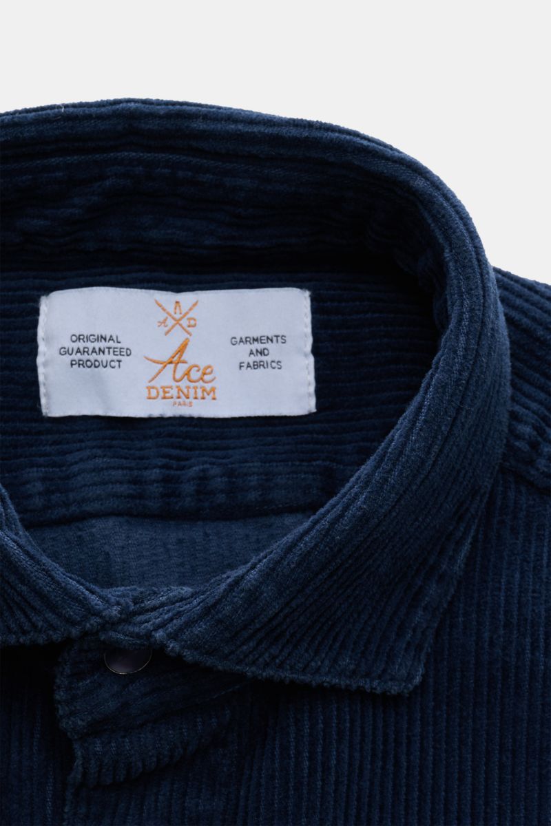 Ace Denim Cord-Overshirt navy aus Cord-Baumwolle, Nahaufnahme von Umlegekragen und Label, weicher Griff, Regular Fit, Druckknopf.