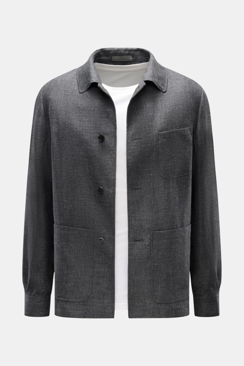 Corneliani Overshirt dunkelgrau meliert, slim Fit aus Leinen und Wolle, mit Umlegekragen, Vier-Knopf-Leiste, Brust- und Hüfttaschen, Manschetten, Seitenschlitzen, frontal aus mittlerer Perspektive.