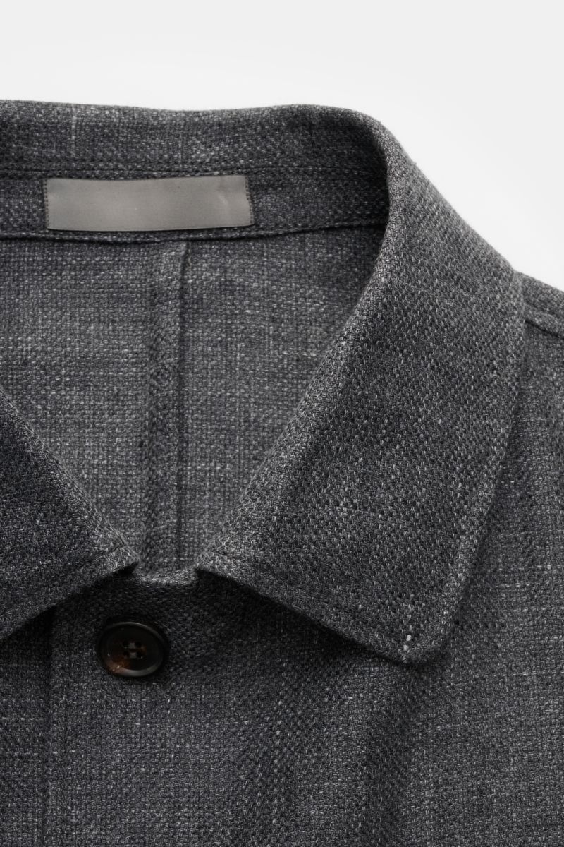 Corneliani Overshirt dunkelgrau meliert, Nahaufnahme von Hemdkragen, Panama aus Leinen und Wolle, weicher Griff, Slim Fit, Vier-Knopf-Leiste, Manschetten, Seitenschlitze.