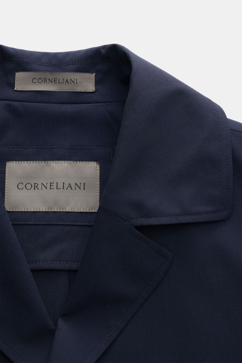 Nahaufnahme des fallenden Revers und Labels des Corneliani Overshirt navy, Slim Fit aus Schurwoll-Seidenmix mit glattem Griff, fotografiert von oben.