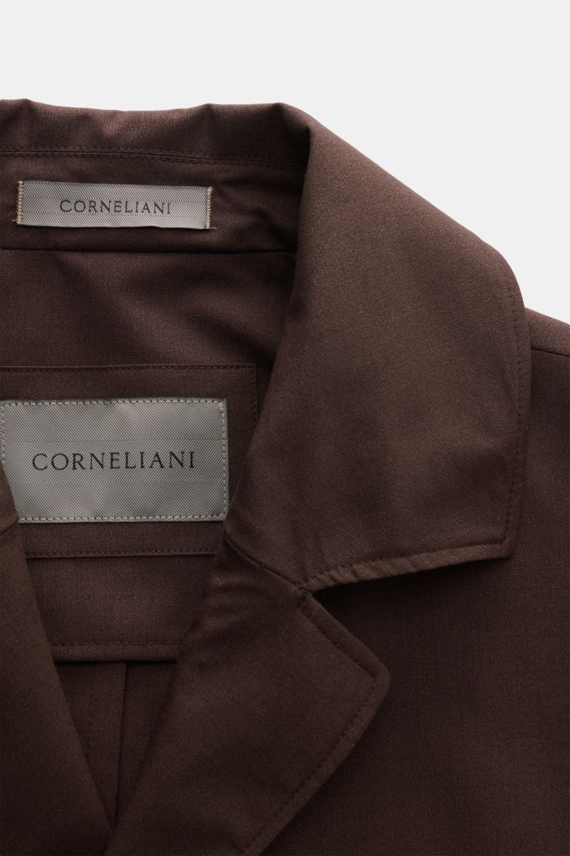 Nahaufnahme des fallenden Revers am dunkelbraunen Corneliani Overshirt aus feiner Schurwoll-Seidenqualität, slim fit, glatter Griff.