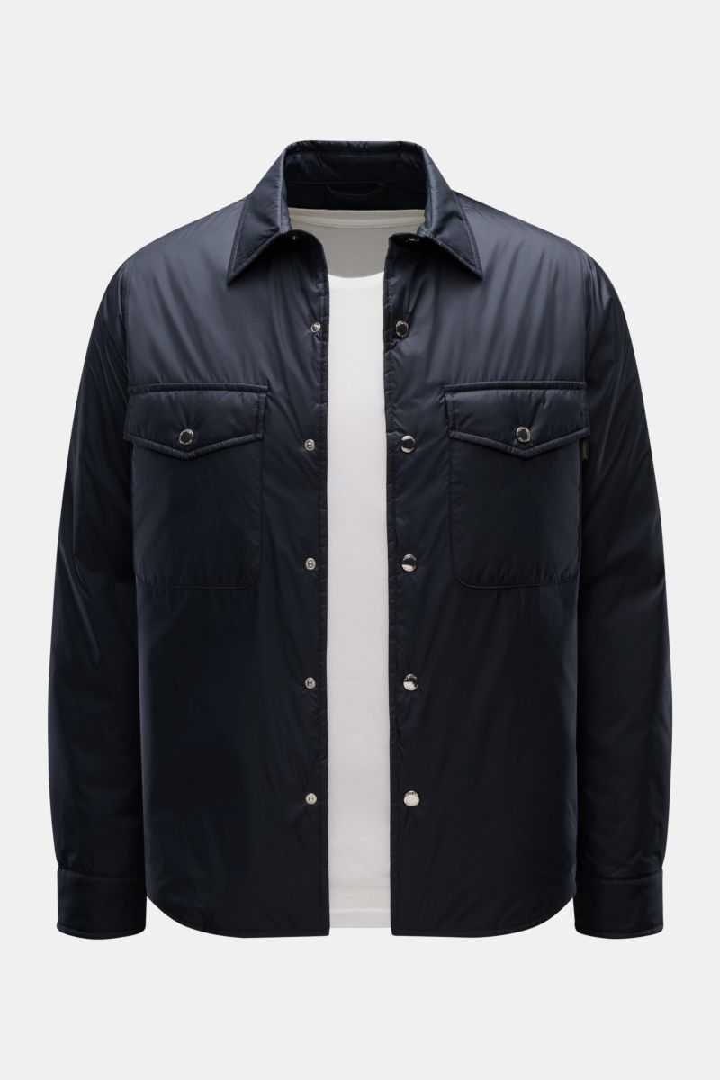 Frontale Nahaufnahme des Windsor Overshirt 'Paride' navy mit Umlegekragen, Druckknopfleiste, Brusttaschen mit Patte, Slim Fit und glattem Griff.