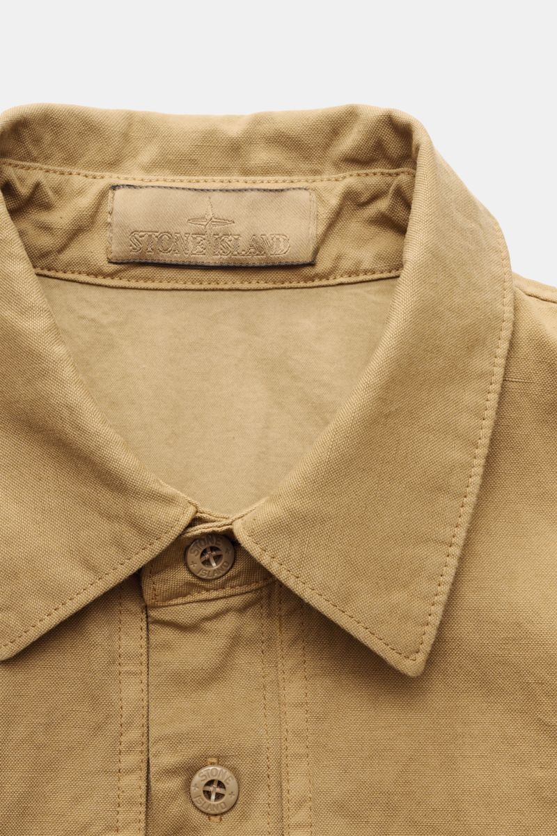 Stone Island Overshirt 'Ghost' khaki close-up front view showing the cotton-linen collar, six-button placket, and textured fabric. Zeitloses Layering-Piece: Das Overshirt aus der 'Ghost' Capsule von STONE ISLAND ergänzt lässige Frühlingslooks perfekt.