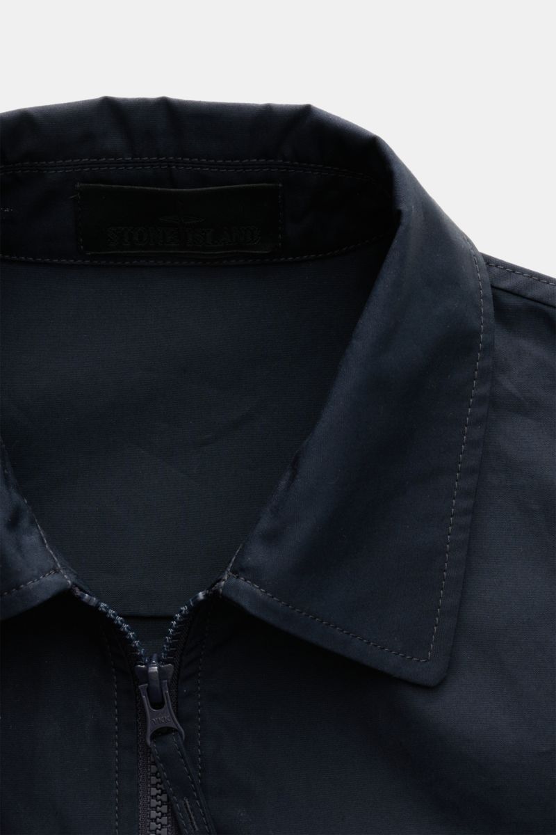 Stone Island Overshirt 'Ghost Piece' navy shown from close-up front top view, made of pure cotton canvas with smooth feel, wind- and water-repellent, slim fit, robust two-way zipper, turn-down collar, chest pocket with flap, tonal badge on upper arm, and 