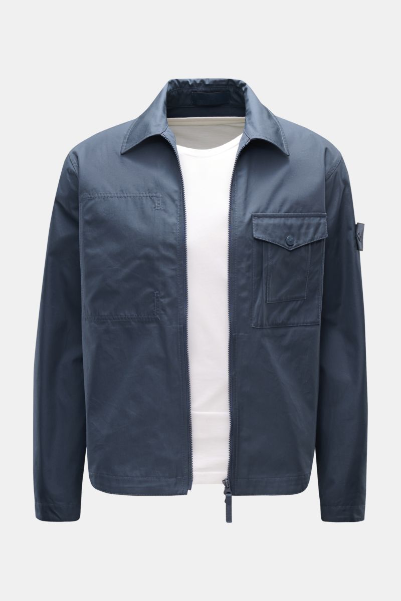 Stone Island Overshirt 'Ghost Piece' graublau front view, slim fit cotton canvas with collar, chest pocket, two-way zipper, tonal badge. Funktion trifft Komfort: Das STONE ISLAND Overshirt aus der 'Ghost' Capsule wurde aus einem Baumwollcanvas hergestellt