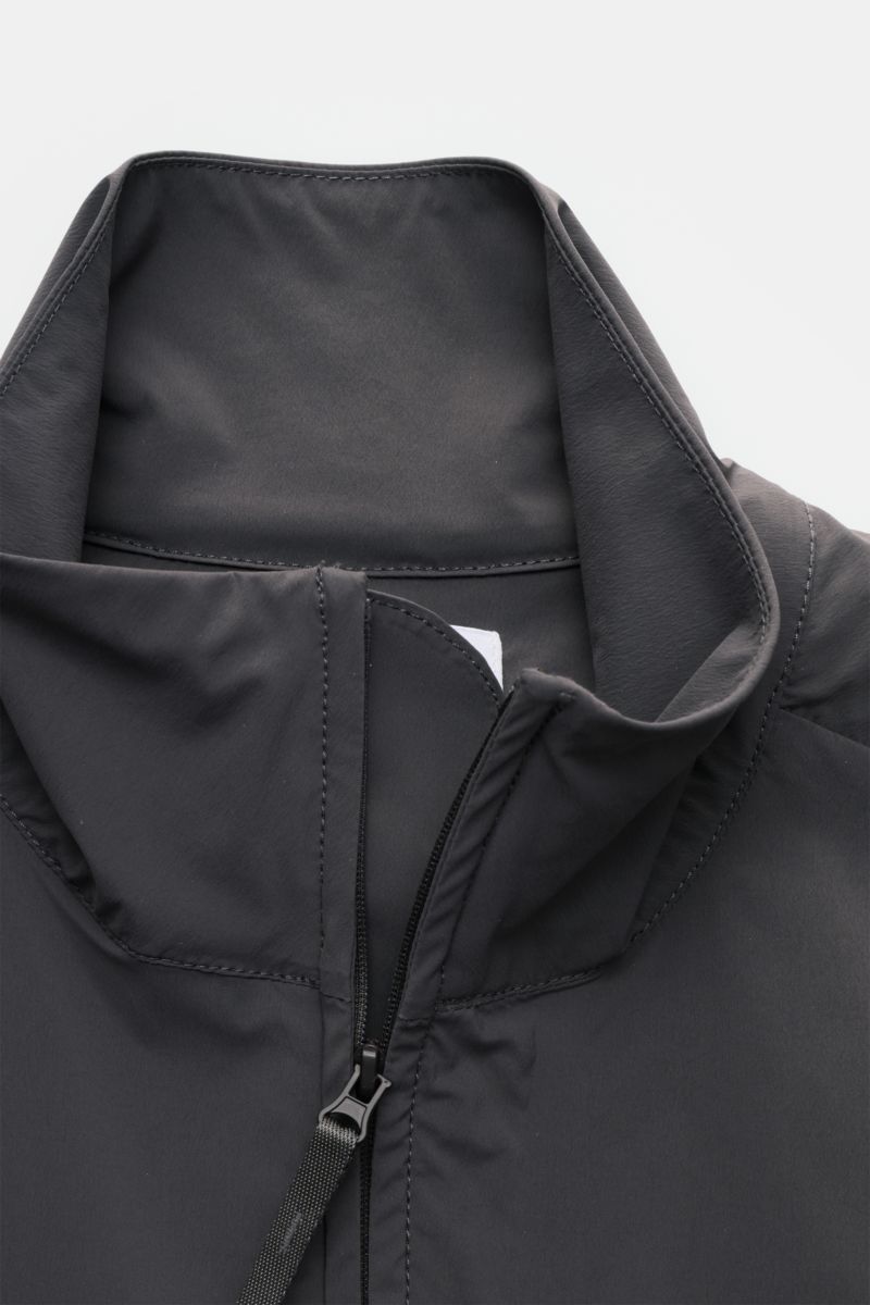 Stone Island Jacke 'Stellina' dunkelgrau aus Microfaser, glattem Griff, Regular Fit, zwei-Wege-Reißverschluss, Zipper-Fronttaschen, elastischen Ärmelbündchen, Unconstructed Design und regulierbarer Saumweite, Nahaufnahme des Kragens von vorn.