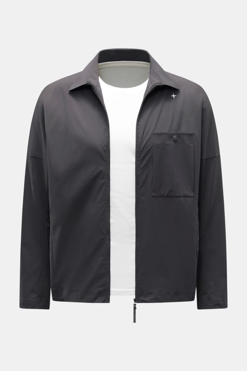 Stone Island Jacke 'Stellina' dunkelgrau, Overshirt-Design, Frontansicht, Microfaser, Regular Fit, Zwei-Wege-Reißverschluss, Brusttasche, Umlegekragen, Knopfärmel, unconstructed Design.