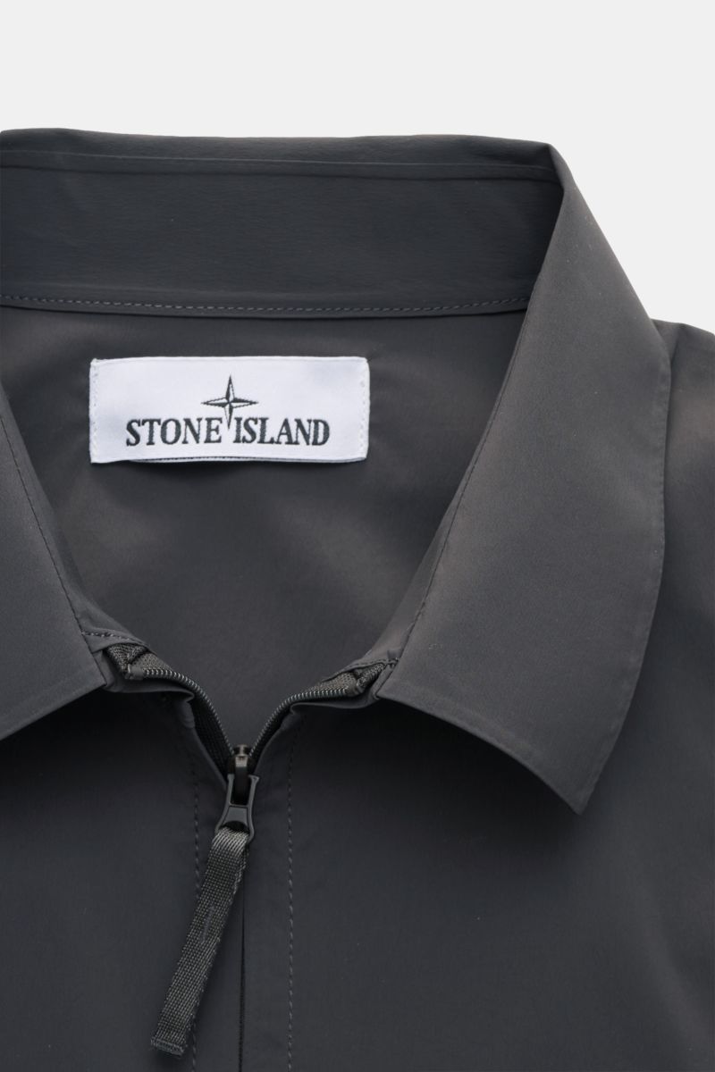 Stone Island Jacke 'Stellina' dunkelgrau, Vorderansicht mit offenem Zwei-Wege-Reißverschluss, Umlegekragen und glattem Microfaserstoff.