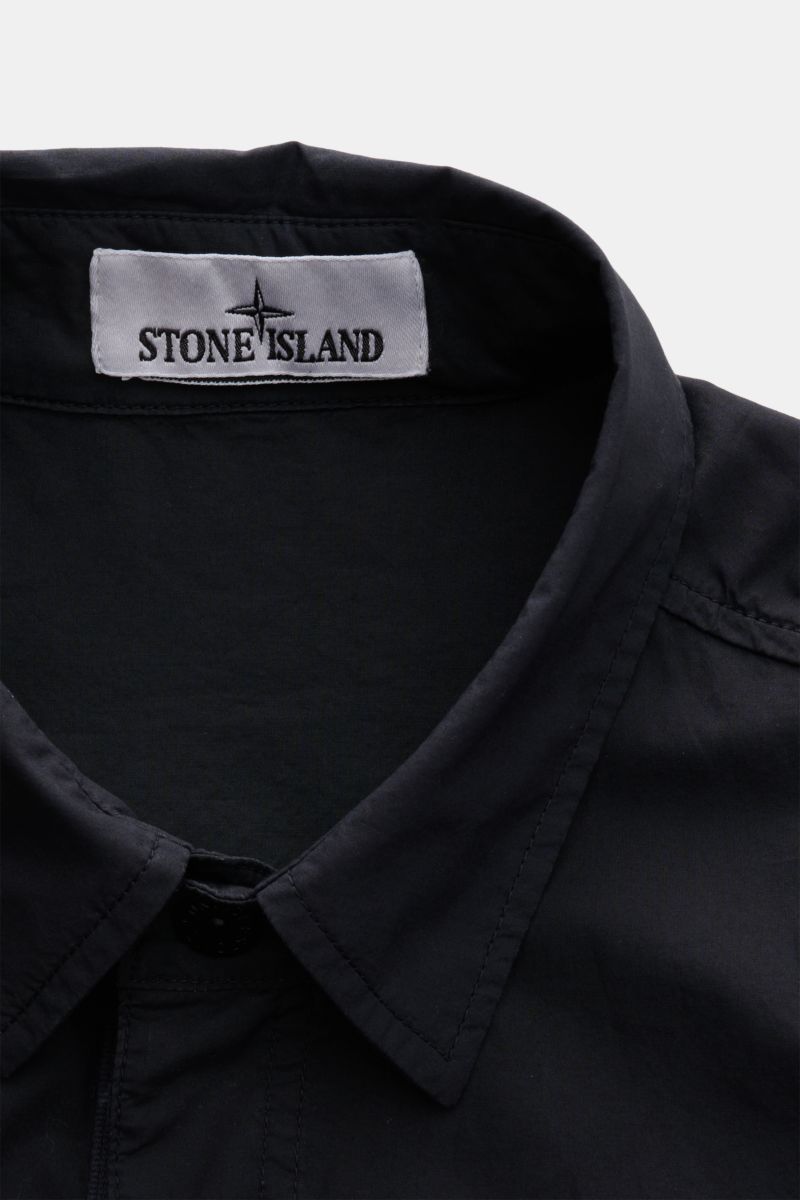 Close-up front top view of Stone Island Overshirt navy collar and label, vielseitiges Essential: Mit seinem zeitlosen Design wird das STONE ISLAND Overshirt in der Frühlingssaison zum legeren Layering-Piece. elastische Baumwolle, weicher Griff, Slim Fit, 