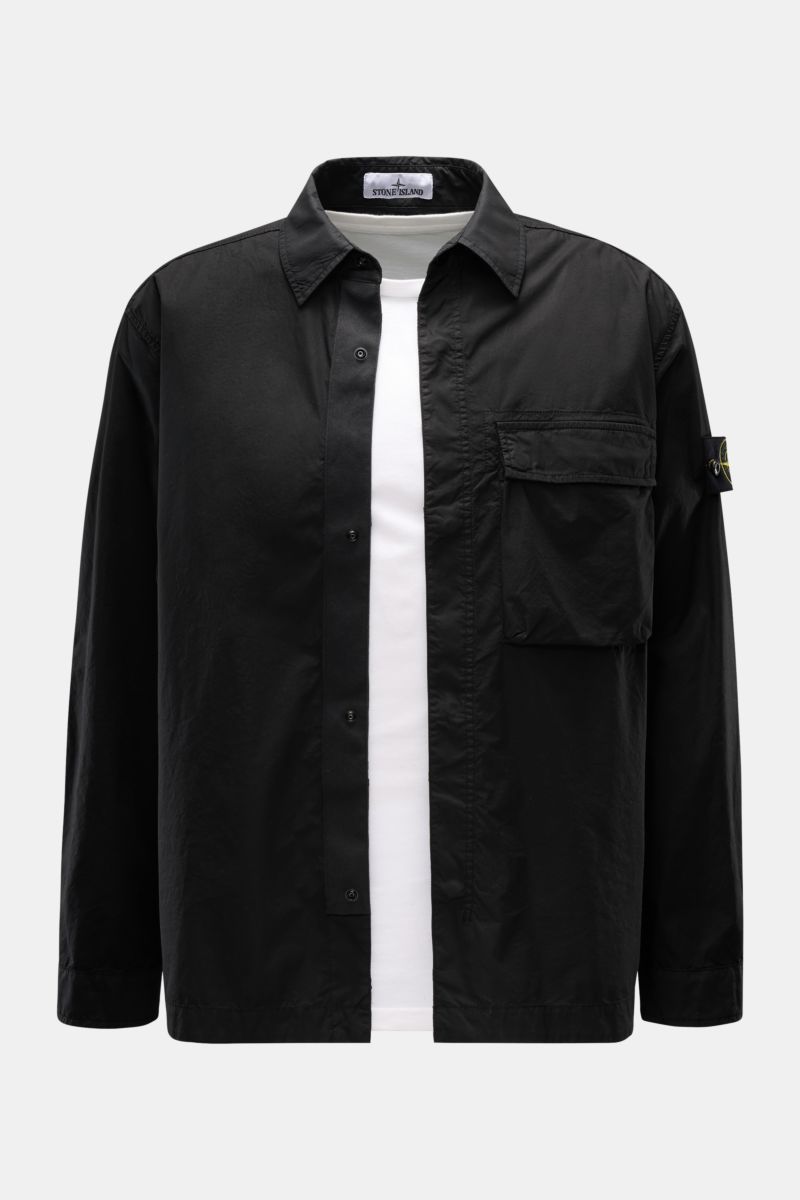 Front view of Stone Island Overshirt schwarz in black, made of elastic cotton with soft touch, slim fit, hidden snap button placket, turn-down collar, chest pocket, compass badge on upper arm, and buttoned sleeve cuffs. Vielseitiges Essential: Mit seinem 