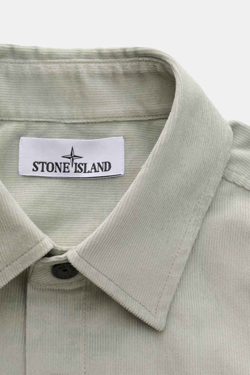 Stone Island Cord Overshirt salbei, Front nah, gerade geschnitten mit Umlegekragen, Bio-Baumwolle, Druckknopfleiste, weicher Griff, Kompass-Badge am Ärmel.