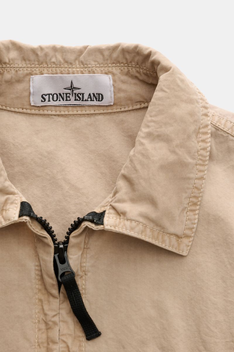 Stone Island Overshirt 'Brushed Canvas' beige, Nahaufnahme von Kragen, zwei-Wege-Reißverschluss und Label, reine Baumwolle, Slim Fit.