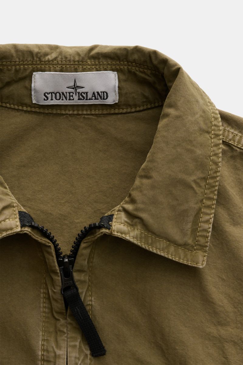 Stone Island Overshirt 'Brushed Canvas' oliv, Nahaufnahme von Umlegekragen und Zwei-Wege-Reißverschluss, reine Baumwolle, Slim Fit, weicher Griff.