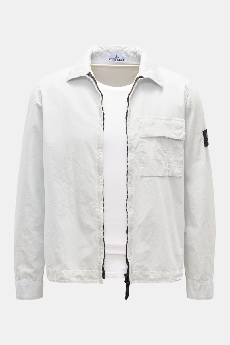 Stone Island Overshirt 'Brushed Canvas' pastellblau, Frontansicht, Slim Fit mit Umlegekragen, Zwei-Wege-Reißverschluss, Brusttasche, Knopfärmeln und Kompass-Badge.