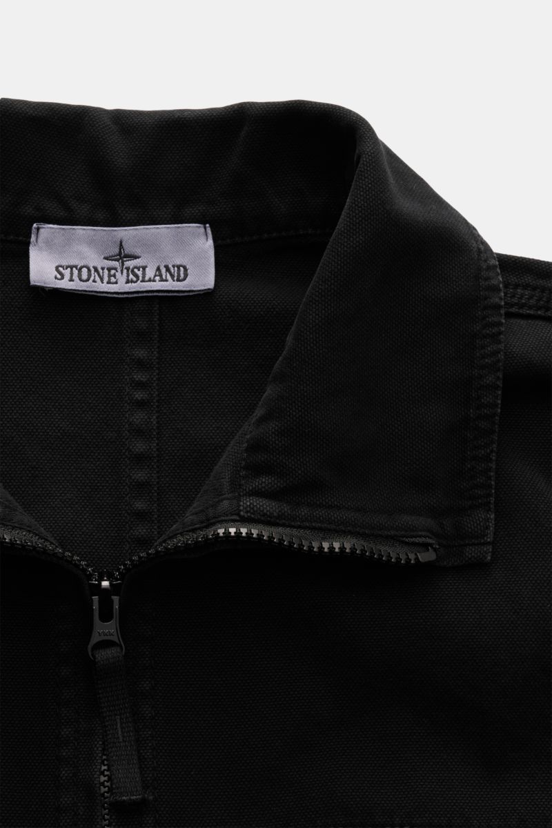 Nahaufnahme des schwarzen Stone Island Overshirts 'Panama' mit Stehkragen, robustem Zwei-Wege-Reißverschluss und weichem Baumwollstoff.