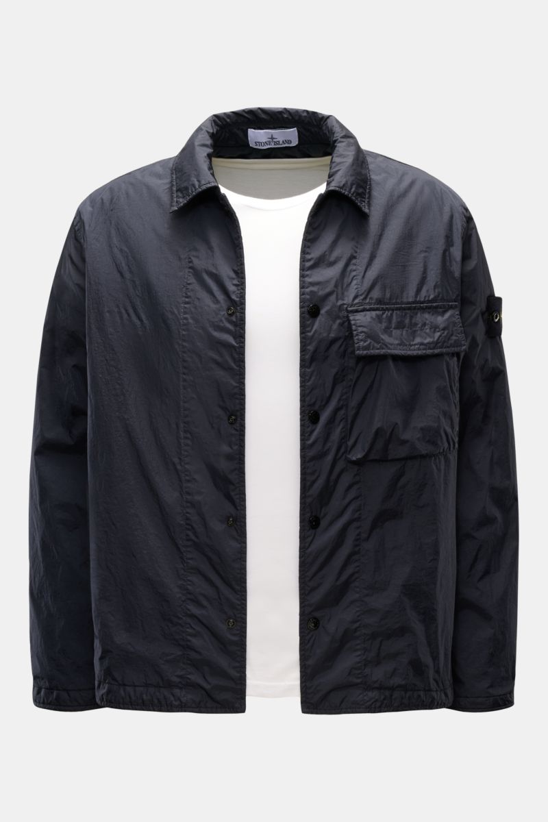 Stone Island Overshirt 'Crinkle Reps' navy, Slim Fit, wind- und wasserabweisend, Microfaser, Druckknopfleiste, Umlegekragen, Kompass-Badge, Brusttasche, regulierbare Ärmel, Frontansicht.