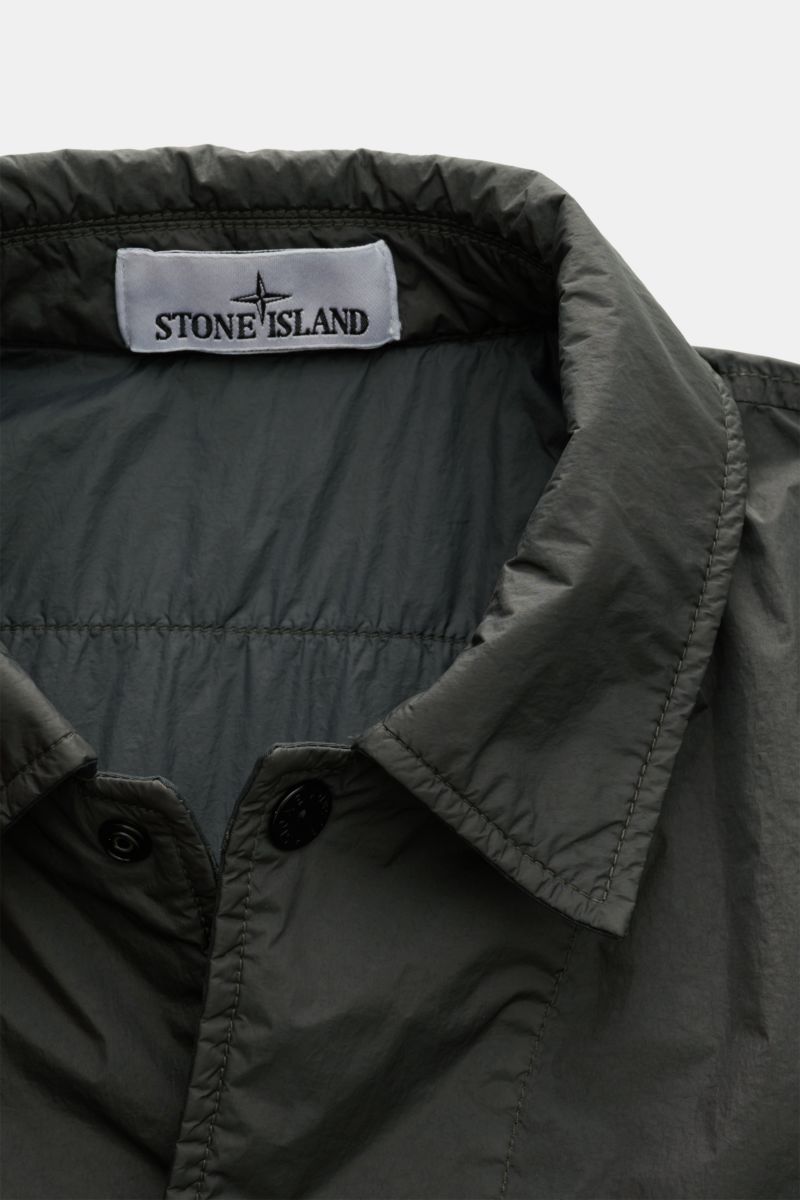 Close-up front view of the Stone Island Overshirt 'Crinkle Reps' dunkelgrau featuring a garment-dyed, slim fit high-quality microfiber design with a button placket and turn-down collar. Funktion trifft urbanen Style: Eine ultraleichte Konstruktion aus win