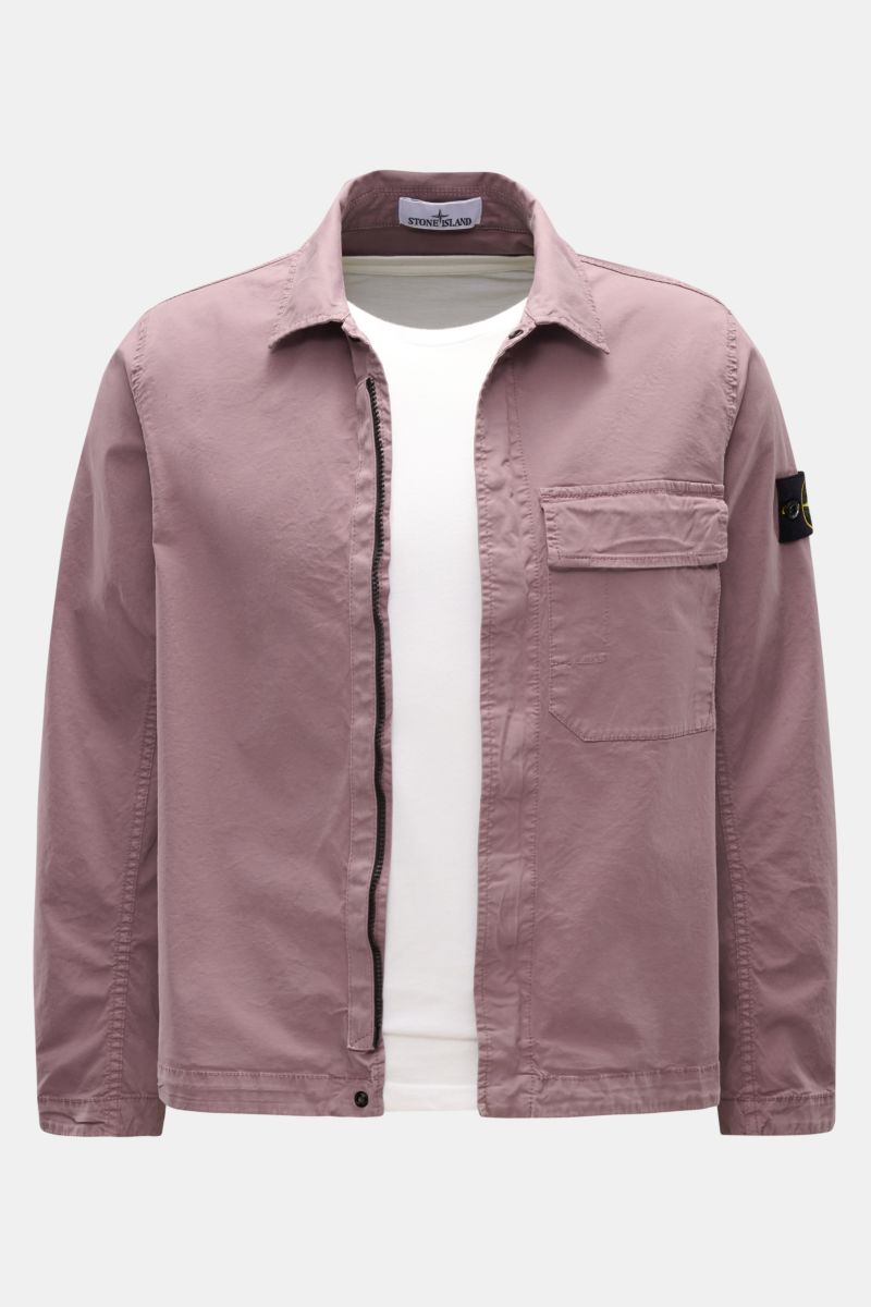Stone Island Overshirt 'Stretch Cotton' flieder shown from the front, in soft, garment-dyed lilac cotton with slim fit, chest pocket, compass badge, and two-way zipper. Sportives Overshirt mit urbaner Lässigkeit: Dieser markante Hybrid aus Casual Hemd und