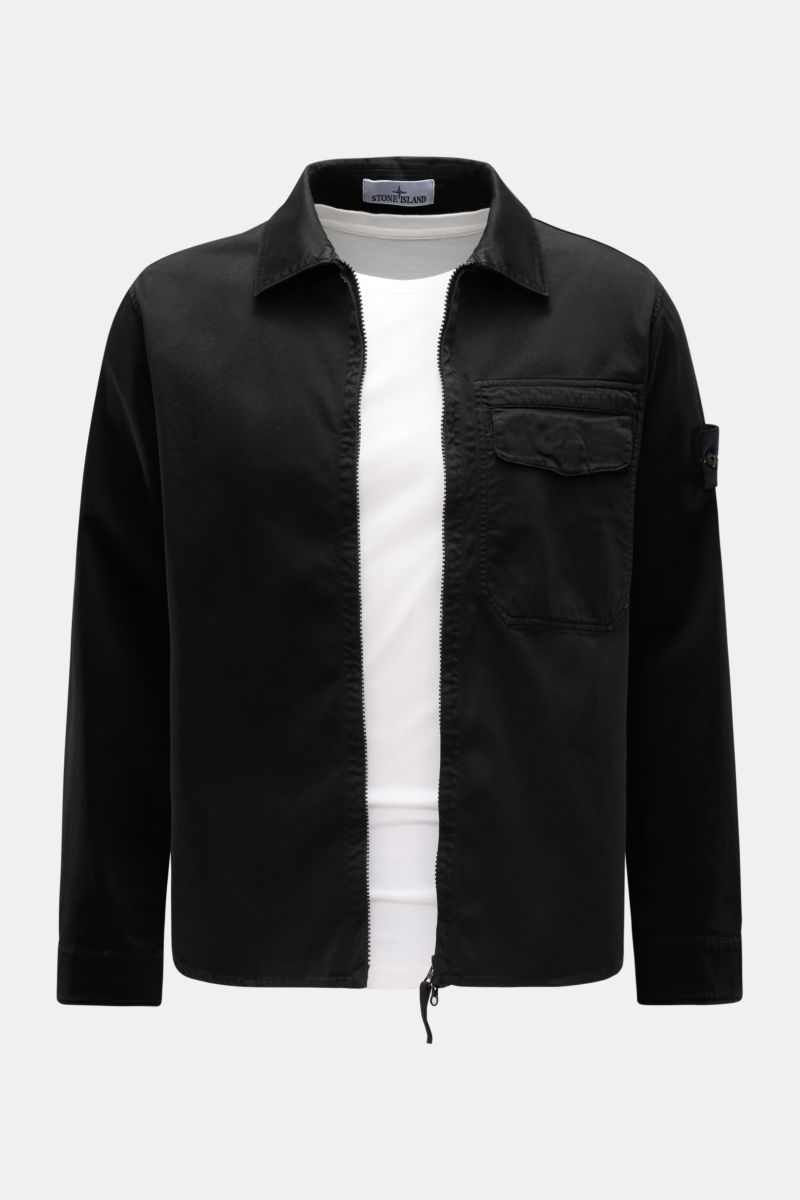 Front view of Stone Island Overshirt 'Cotton Satin' schwarz in black, elastic cotton, soft touch, slim fit with two-way zipper, collar, chest pocket, compass badge on sleeve, and buttoned cuffs, versatile layering essential for casual spring looks.