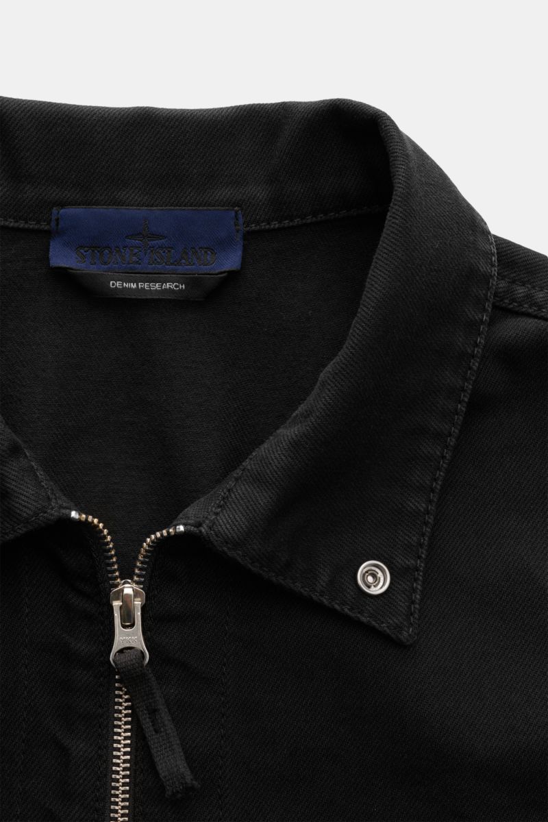 Stone Island Jeans-Overshirt schwarz in Nahaufnahme von oben, Slim Fit, Umlegekragen, zwei-Wege-Reißverschluss, Bull Denim mit strukturtypischer Baumwolle.