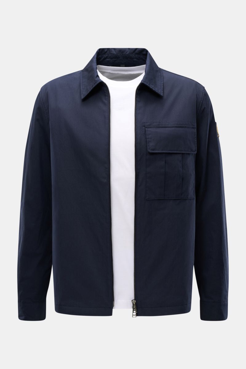 Belstaff Overshirt 'Cargo' navy, frontale Nahaufnahme, Slim Fit mit Baumwoll-Microfaser-Mix, Umlegekragen, Cargo-Brusttasche, Reißverschluss und Ärmel-Label.