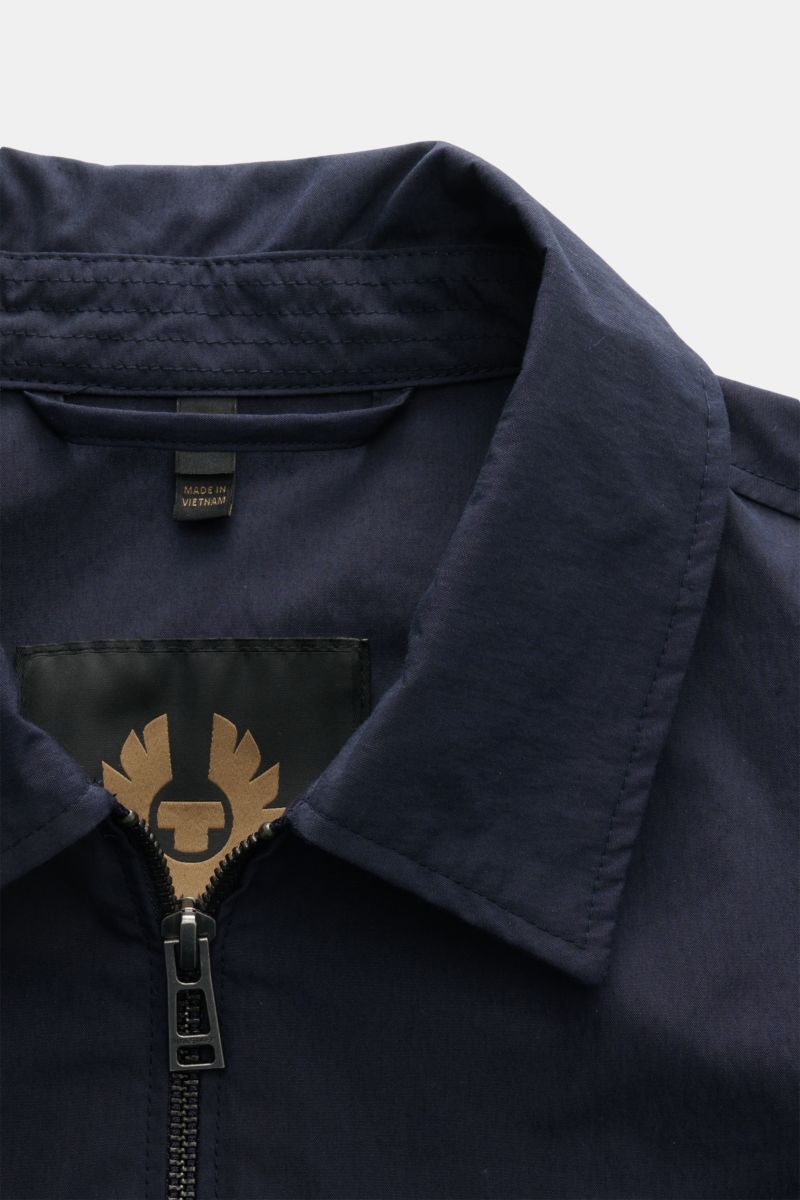 Nahaufnahme des Kragens vom Belstaff Overshirt 'Cargo' navy aus Baumwoll-Microfaser-Mix mit Umlegekragen und Zwei-Wege-Reißverschluss, seitlich oben fotografiert.