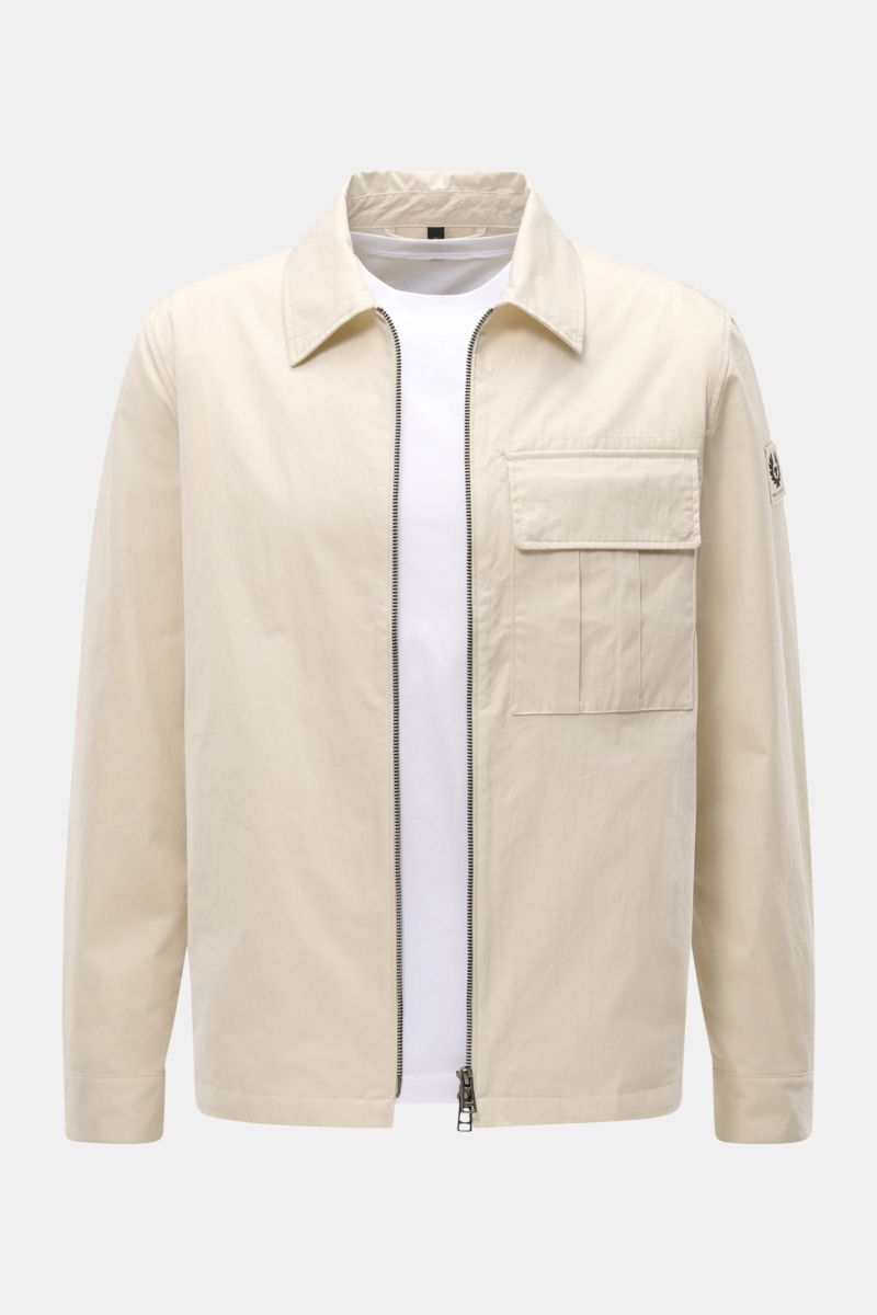 Belstaff Overshirt 'Cargo' sand, frontale Nahaufnahme, Baumwoll-Microfaser-Mix, Slim Fit, Umlegekragen, Cargo-Brusttasche, Reißverschluss, Ärmel-Label.