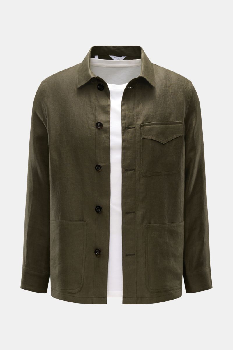 Boglioli Leinen Overshirt oliv aus reinem Leinen in feinem Twill, Slim Fit, Unconstructed Design, mit Kragen, Knopfleiste und drei Taschen, Frontansicht.